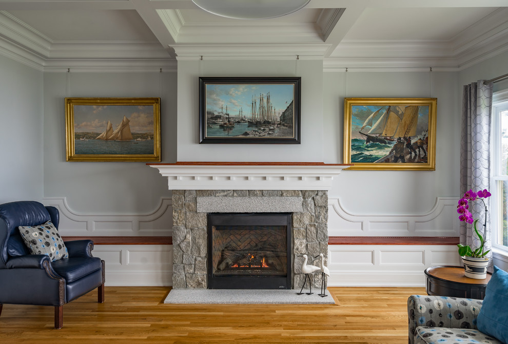 Großes, Repräsentatives, Fernseherloses, Offenes Klassisches Wohnzimmer mit blauer Wandfarbe, hellem Holzboden, Kamin und Kaminumrandung aus Stein in Boston