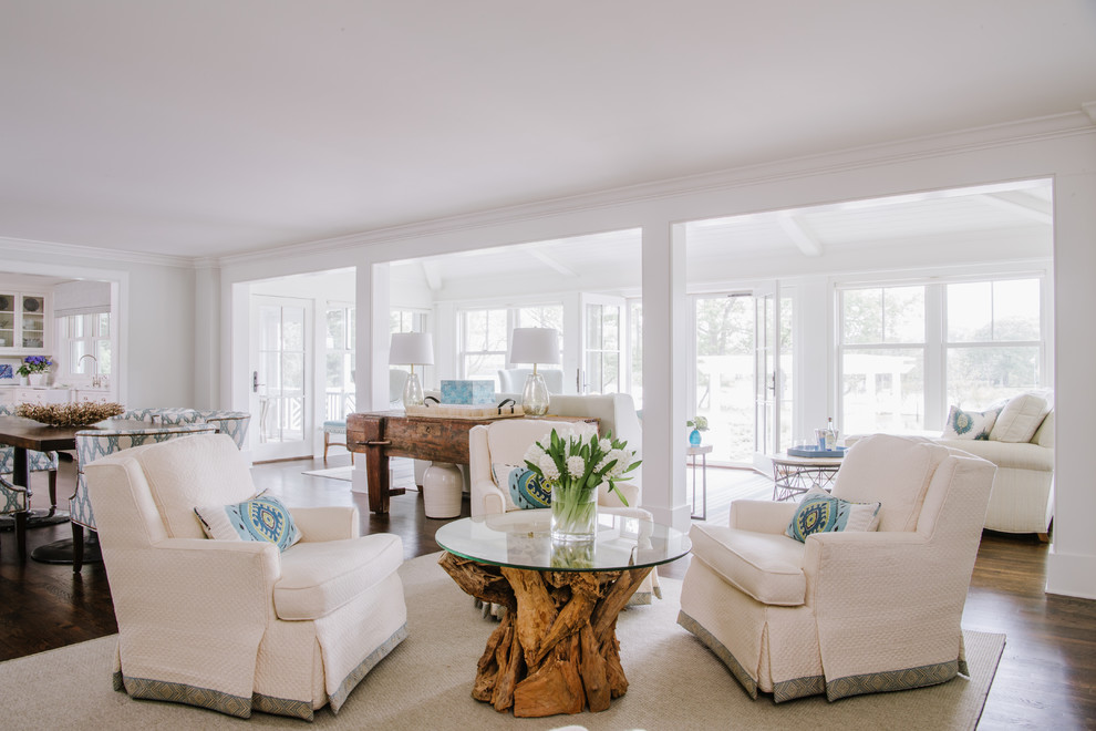 Foto di un soggiorno stile marino chiuso con pareti beige, moquette, nessuna TV e pavimento blu