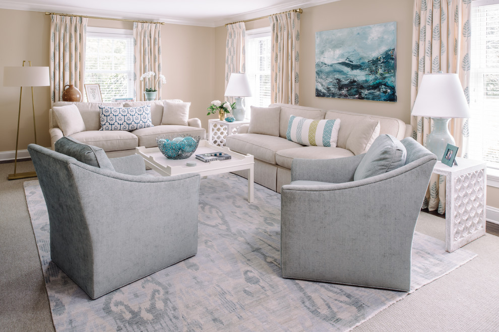 Стильный дизайн: изолированная гостиная комната в морском стиле с бежевыми стенами, ковровым покрытием и синим полом без телевизора - последний тренд