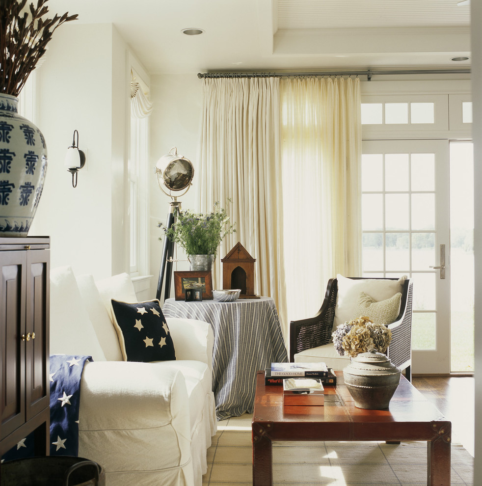 Стильный дизайн: гостиная комната в стиле рустика с белыми стенами и красивыми шторами - последний тренд