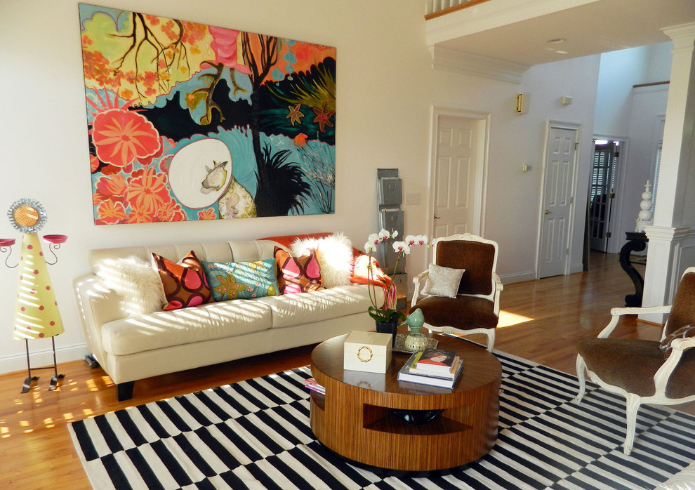 Mittelgroßes, Offenes Eklektisches Wohnzimmer mit blauem Boden, weißer Wandfarbe und braunem Holzboden in Sonstige