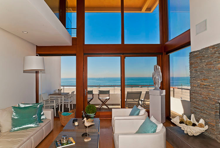 Photo of a coastal living room in Los Angeles.