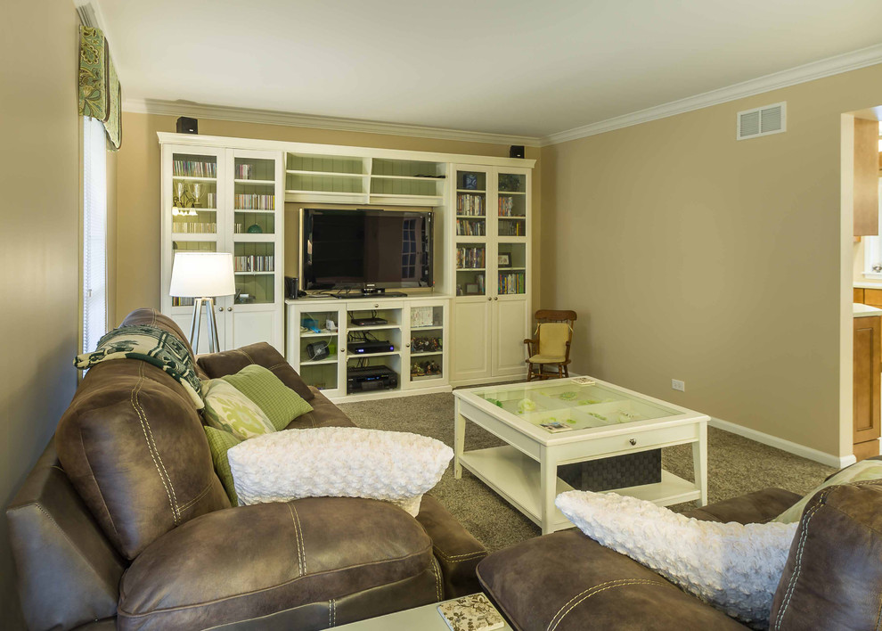 Пример оригинального дизайна: открытая, парадная гостиная комната среднего размера в классическом стиле с бежевыми стенами, ковровым покрытием, мультимедийным центром, коричневым полом, потолком с обоями, панелями на стенах и коричневым диваном без камина