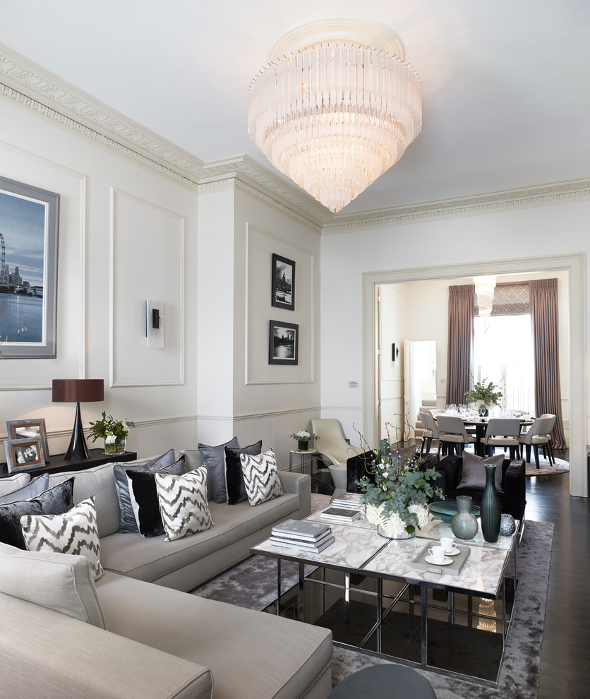 Immagine di un soggiorno chic con sala formale, pareti bianche, parquet scuro e tappeto