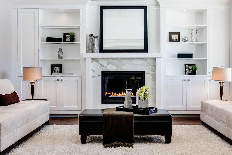 Repräsentatives, Fernseherloses Klassisches Wohnzimmer mit weißer Wandfarbe und Kamin in Toronto