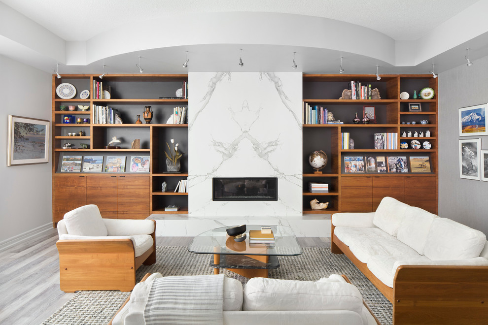 Стильный дизайн: большая изолированная гостиная комната в современном стиле с серыми стенами, полом из винила, горизонтальным камином, фасадом камина из камня и серым полом без телевизора - последний тренд
