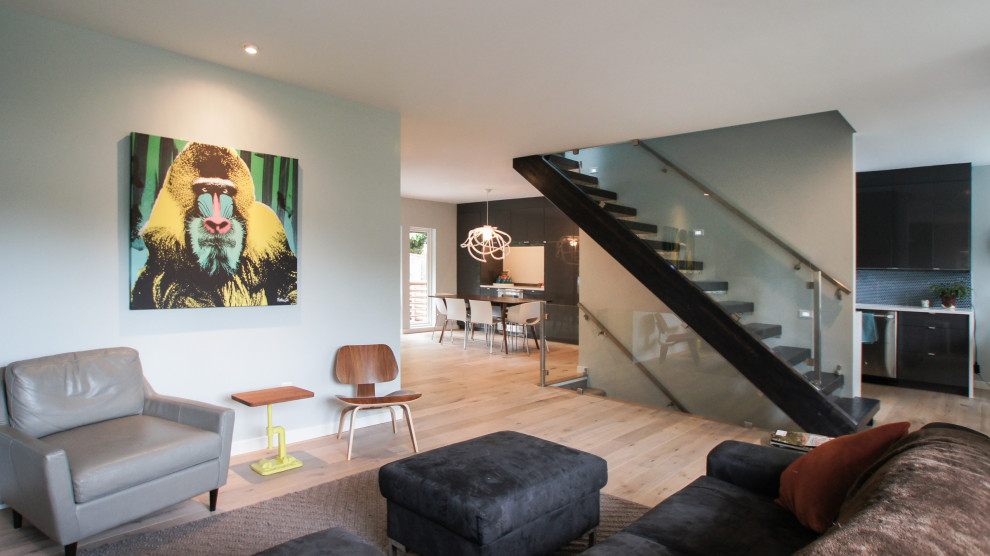 Offenes, Mittelgroßes Modernes Wohnzimmer mit grauer Wandfarbe, hellem Holzboden, Gaskamin und TV-Wand