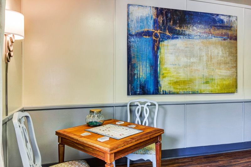 Modelo de salón para visitas clásico renovado pequeño con televisor colgado en la pared, paredes beige y suelo de madera en tonos medios
