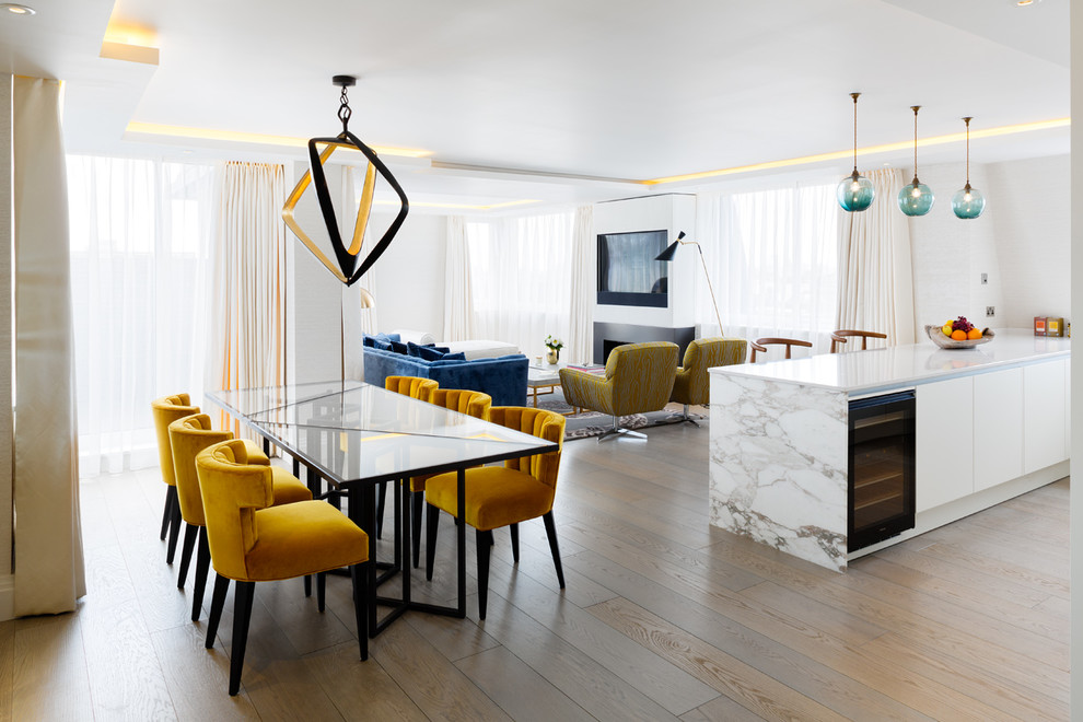 Réalisation d'un salon design ouvert avec un mur blanc, un téléviseur dissimulé et un sol beige.