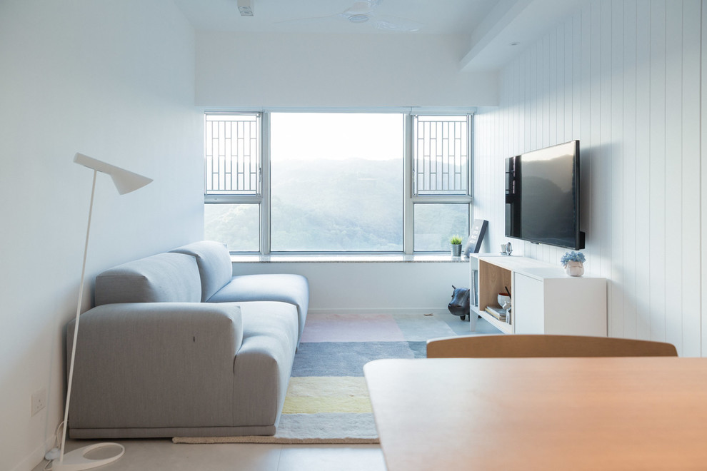 Свежая идея для дизайна: маленькая открытая гостиная комната в современном стиле с серыми стенами, полом из керамической плитки, телевизором на стене и серым полом для на участке и в саду - отличное фото интерьера
