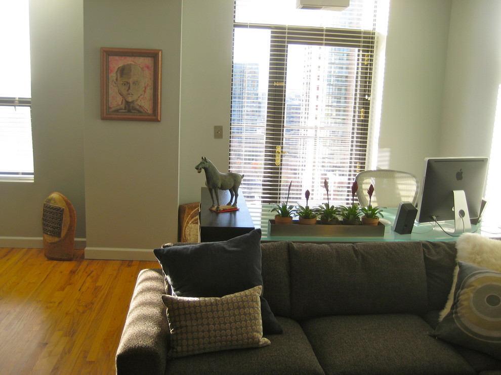 Mittelgroßes Modernes Wohnzimmer im Loft-Stil mit grauer Wandfarbe, braunem Holzboden, Kamin, gefliester Kaminumrandung und freistehendem TV in Chicago