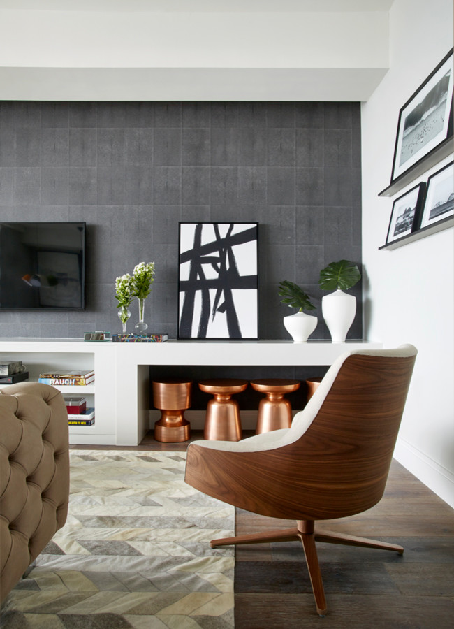 Kleines, Repräsentatives, Offenes Modernes Wohnzimmer mit weißer Wandfarbe, braunem Holzboden, TV-Wand und braunem Boden in Miami