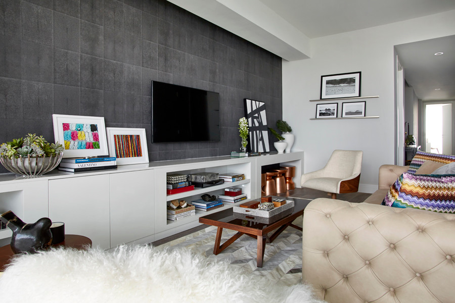 Kleines, Repräsentatives, Offenes Modernes Wohnzimmer mit grauer Wandfarbe, braunem Holzboden, TV-Wand und braunem Boden in Miami