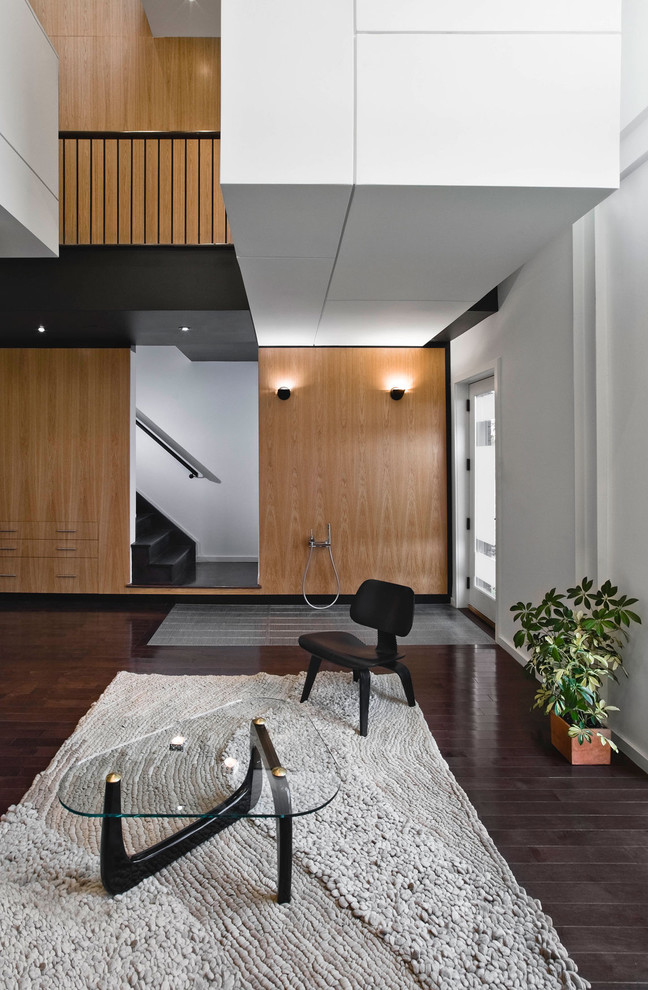 На фото: гостиная комната в стиле модернизм с белыми стенами