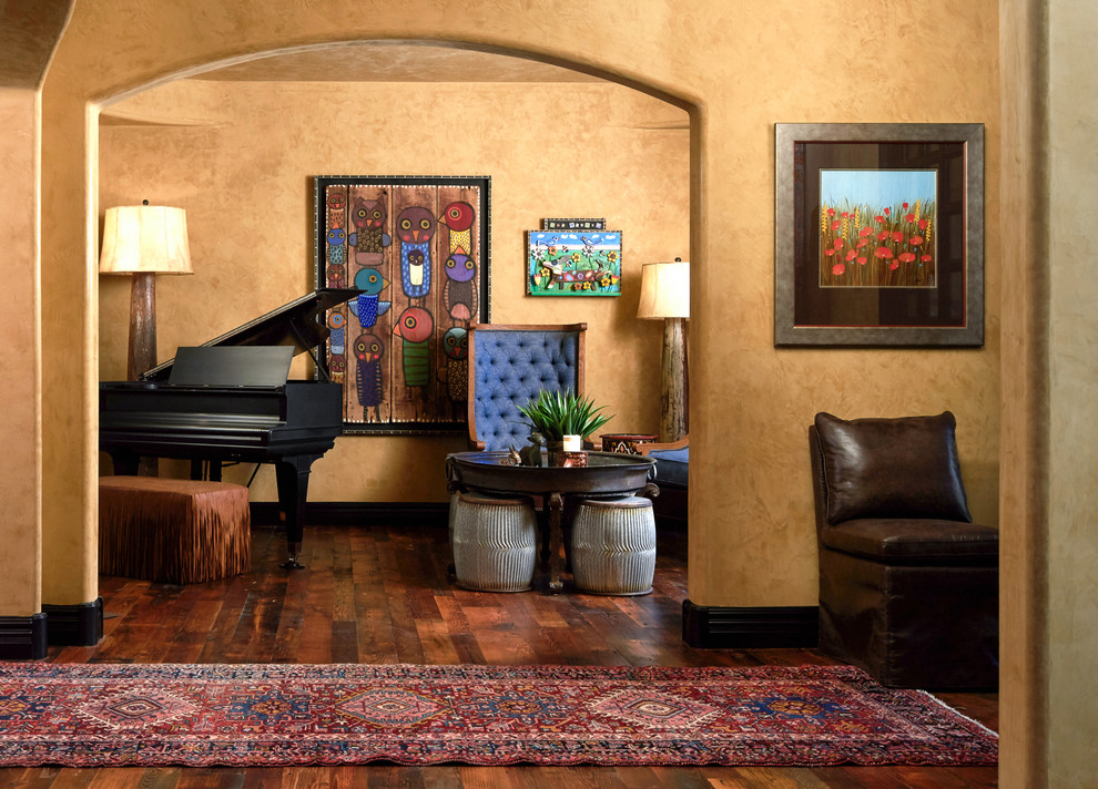 На фото: маленькая изолированная гостиная комната в стиле фьюжн с музыкальной комнатой, паркетным полом среднего тона и коричневым полом без камина, телевизора для на участке и в саду