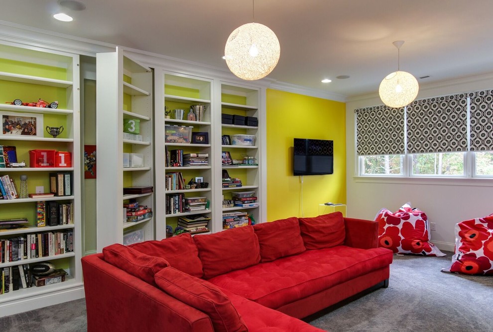 Inredning av ett eklektiskt stort separat vardagsrum, med heltäckningsmatta, en väggmonterad TV, grått golv och gula väggar
