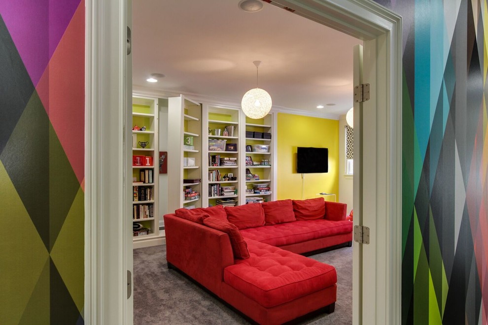 Inspiration för stora eklektiska separata vardagsrum, med gula väggar, heltäckningsmatta, en väggmonterad TV och grått golv