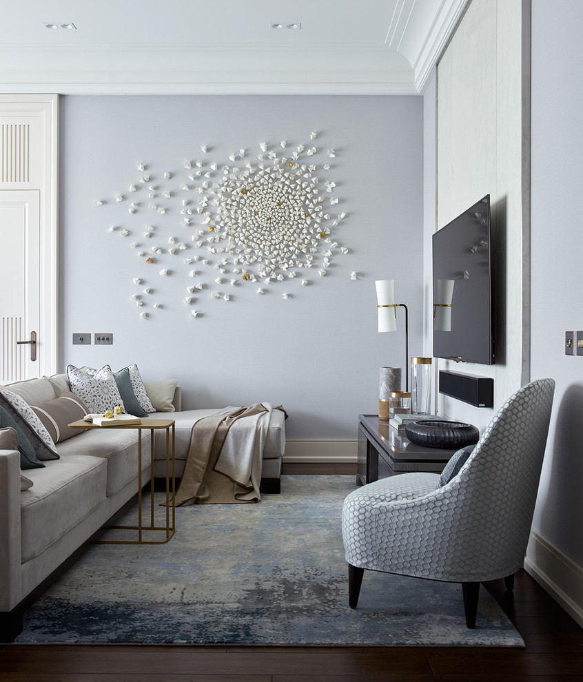 Immagine di un soggiorno tradizionale con pareti grigie, parquet scuro, nessun camino, TV a parete, pavimento marrone e tappeto