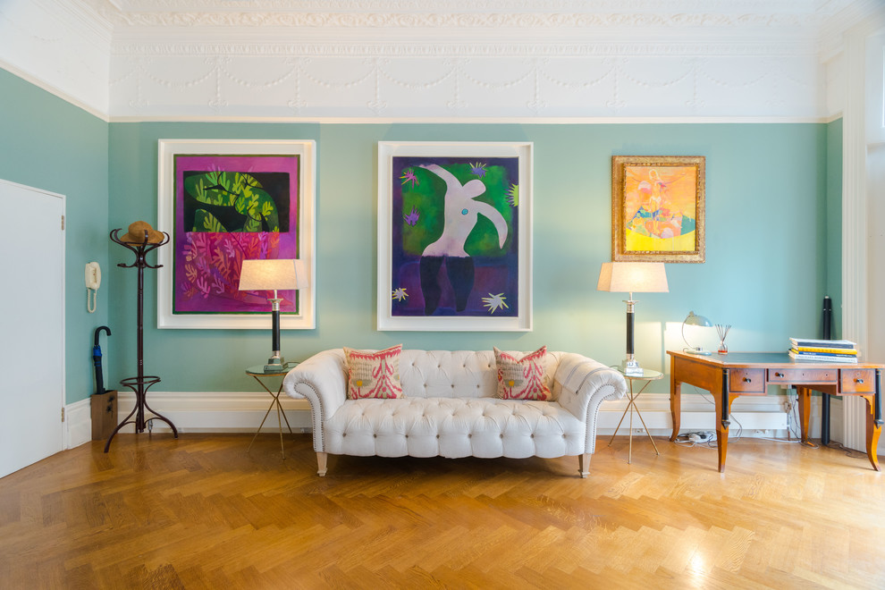 Stilmix Wohnzimmer mit blauer Wandfarbe, braunem Holzboden und braunem Boden in London
