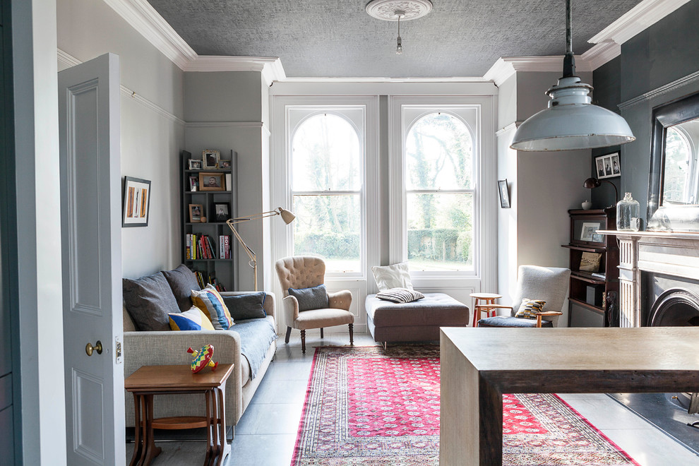 Inspiration för mellanstora klassiska separata vardagsrum, med ett finrum, grå väggar och en standard öppen spis