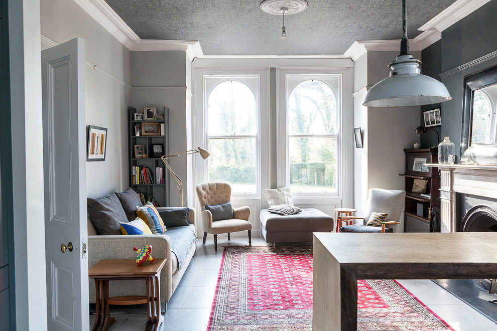 Exemple d'un salon chic de taille moyenne et fermé avec une salle de réception, un mur gris, une cheminée standard et aucun téléviseur.