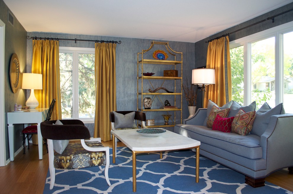 Modelo de salón para visitas bohemio sin chimenea y televisor con paredes azules y suelo de madera en tonos medios