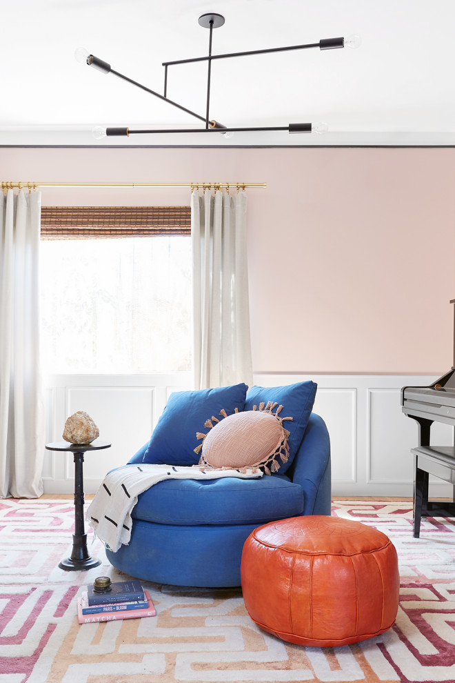 Kleines, Offenes Stilmix Musikzimmer ohne Kamin mit rosa Wandfarbe, hellem Holzboden und braunem Boden in Los Angeles