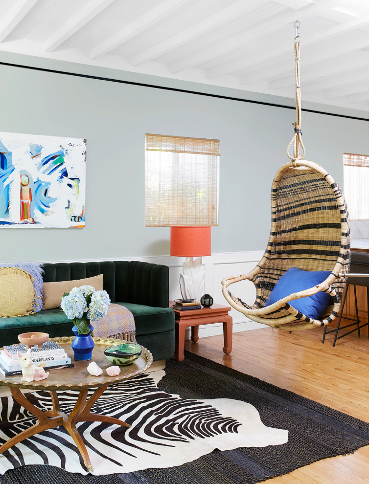 На фото: маленькая открытая гостиная комната в стиле фьюжн с синими стенами, светлым паркетным полом и коричневым полом без камина для на участке и в саду с