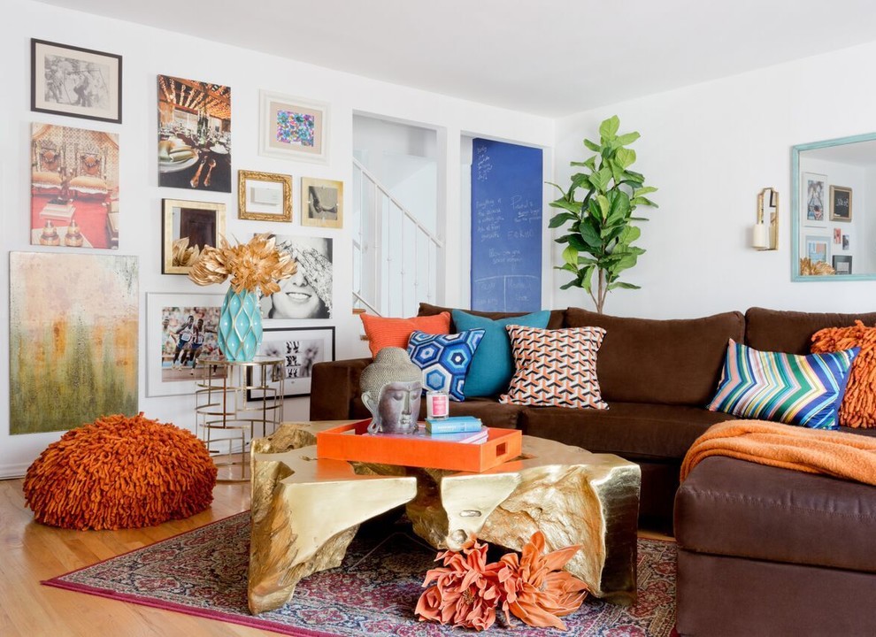 Foto di un soggiorno boho chic aperto e di medie dimensioni con pareti bianche, parquet chiaro e pavimento marrone