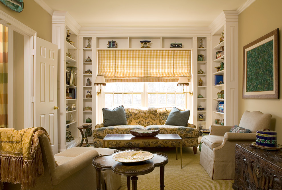 Abgetrenntes, Mittelgroßes, Fernseherloses Klassisches Wohnzimmer ohne Kamin mit beiger Wandfarbe, braunem Holzboden und braunem Boden in Washington, D.C.