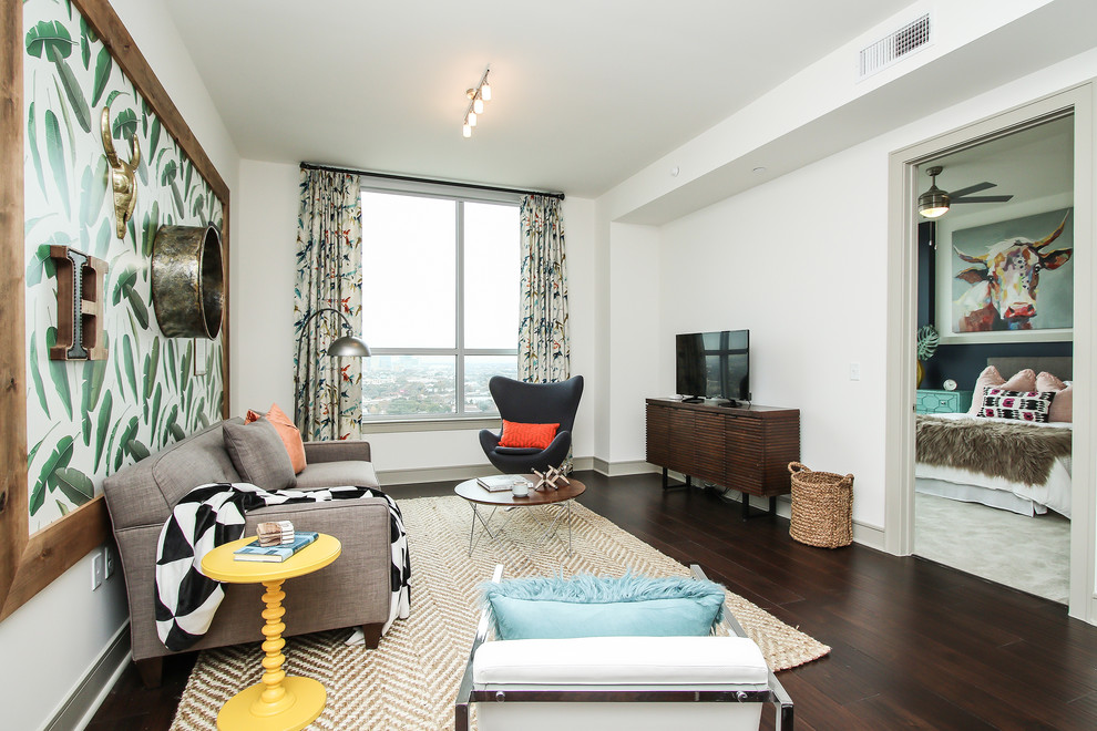 На фото: парадная, изолированная гостиная комната в стиле фьюжн с белыми стенами, темным паркетным полом, отдельно стоящим телевизором и коричневым полом