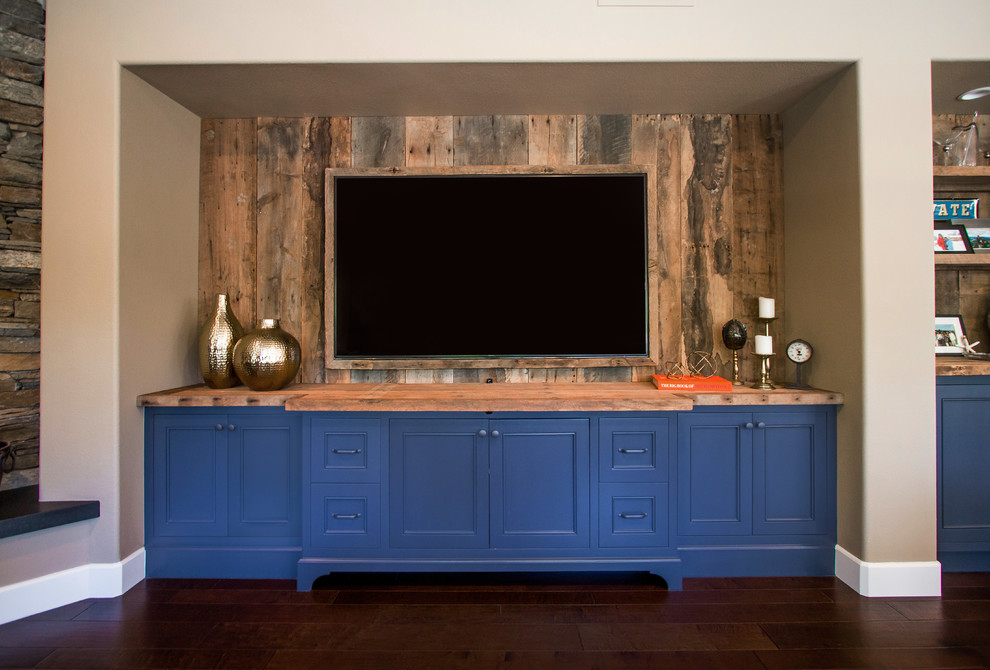 Immagine di un soggiorno tradizionale di medie dimensioni e aperto con pareti blu, parquet scuro, TV a parete, camino classico e cornice del camino in pietra