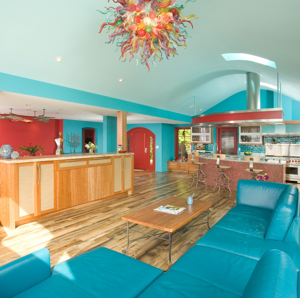 Источник вдохновения для домашнего уюта: большая открытая гостиная комната в современном стиле с паркетным полом среднего тона и синими стенами