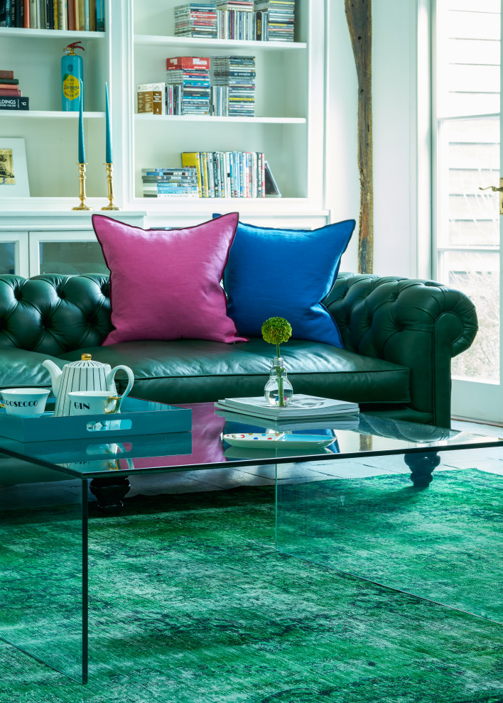 Idee per un grande soggiorno eclettico stile loft con pavimento in ardesia e pavimento multicolore