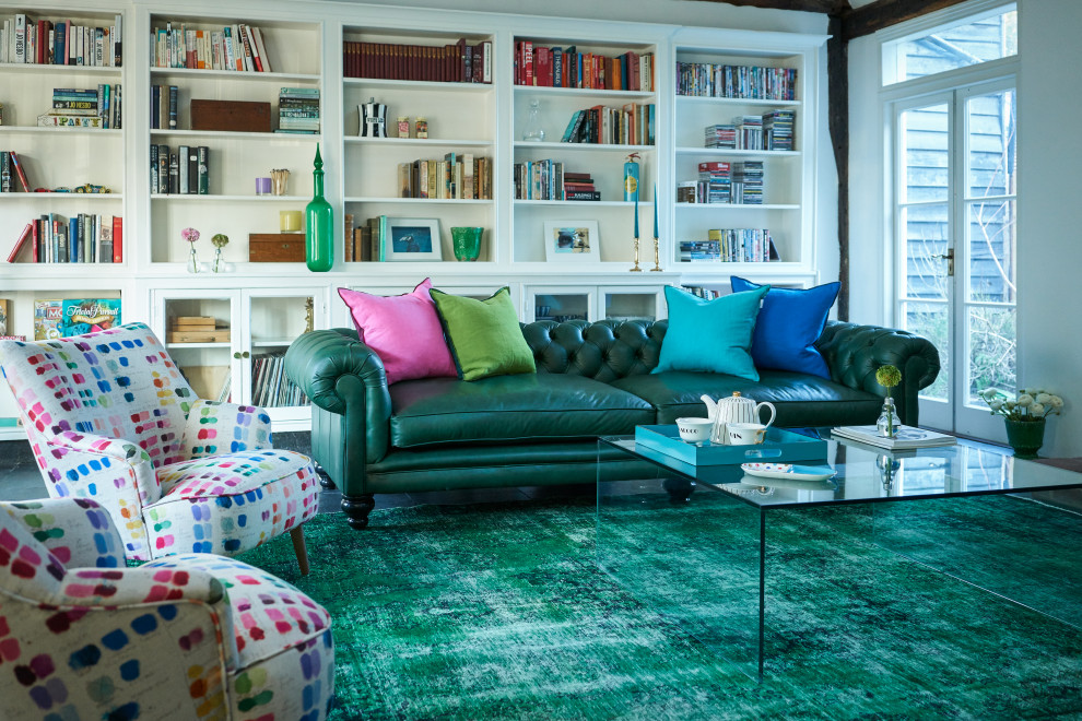 Пример оригинального дизайна: большая изолированная гостиная комната в стиле фьюжн с полом из сланца, скрытым телевизором и разноцветным полом