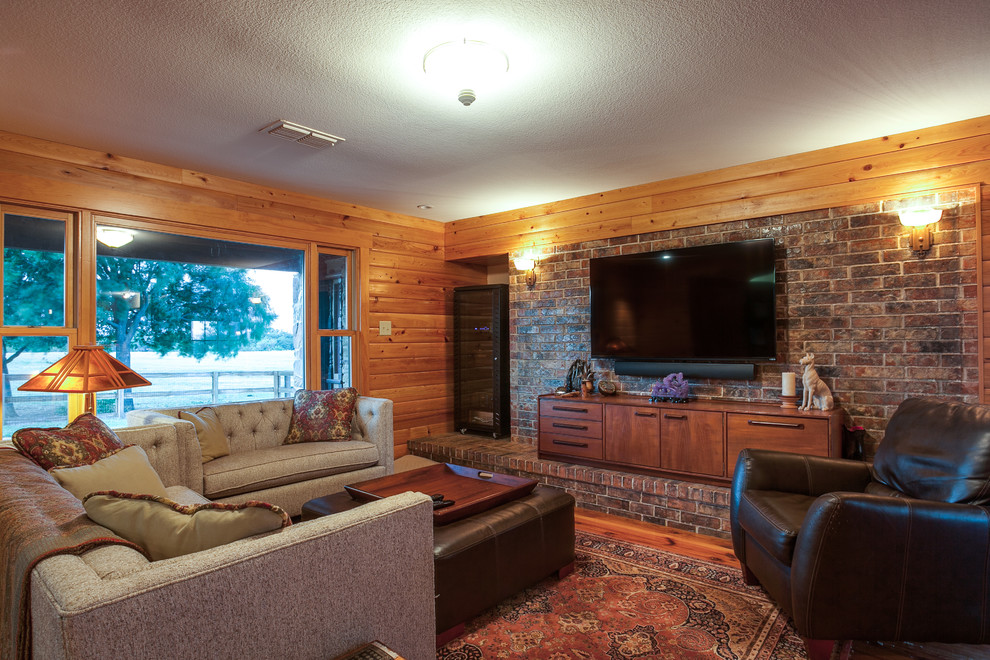Diseño de salón para visitas abierto bohemio de tamaño medio sin chimenea con paredes marrones, suelo de madera oscura y televisor colgado en la pared