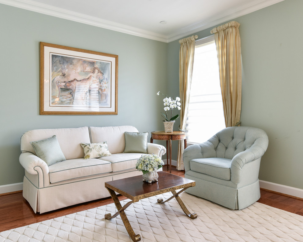 На фото: парадная, изолированная гостиная комната среднего размера в классическом стиле с синими стенами и паркетным полом среднего тона без камина