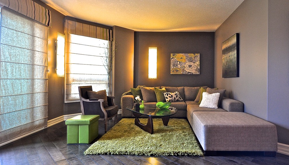 Foto di un soggiorno contemporaneo di medie dimensioni e chiuso con pareti grigie, pavimento in legno verniciato, nessun camino e nessuna TV