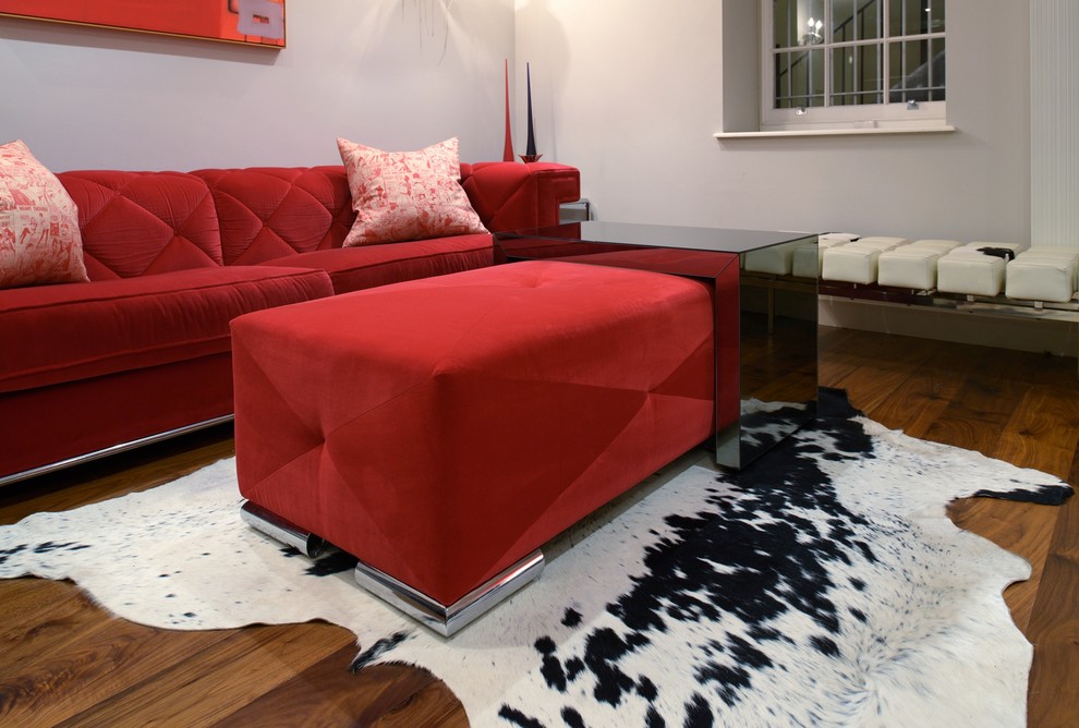 Immagine di un soggiorno boho chic di medie dimensioni e stile loft con pareti grigie, pavimento in legno massello medio e nessuna TV