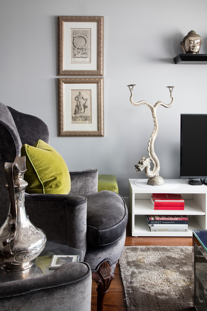 Esempio di un piccolo soggiorno bohémian aperto con pareti grigie, parquet scuro, TV autoportante e pavimento marrone