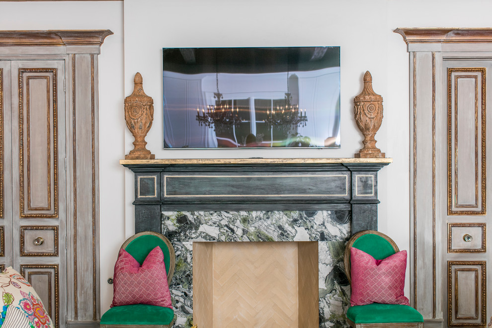 Foto på ett mellanstort eklektiskt separat vardagsrum, med vita väggar, en standard öppen spis, en spiselkrans i sten och en väggmonterad TV
