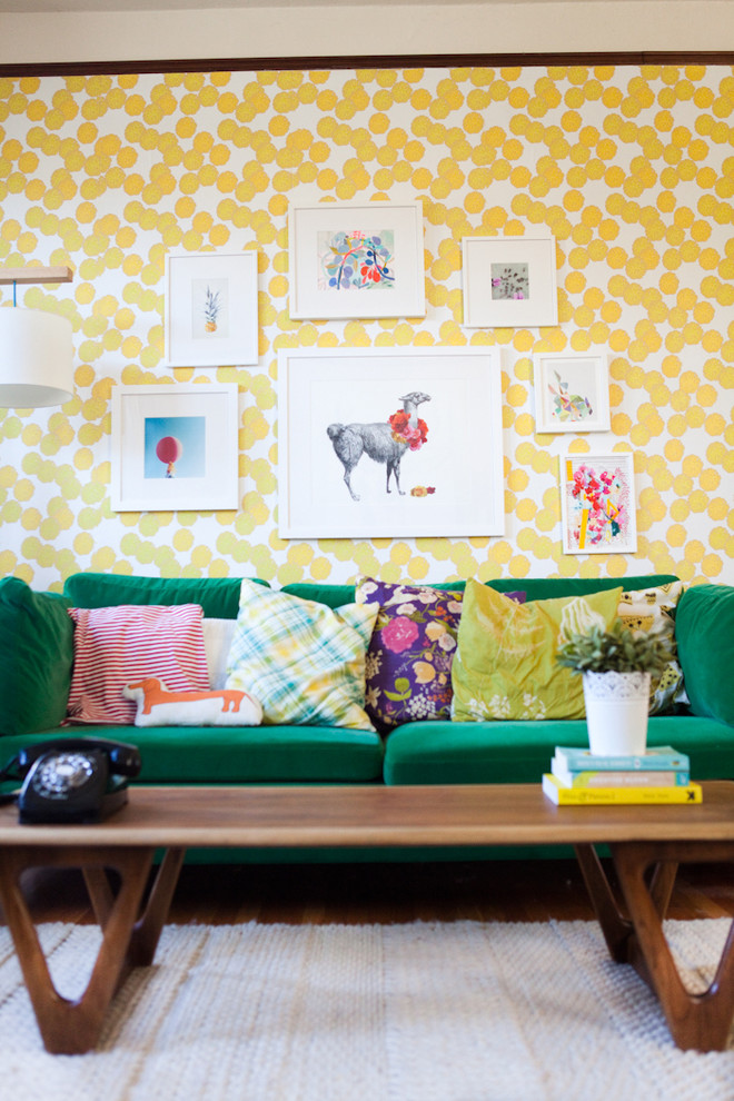 Inspiration för retro separata vardagsrum, med gula väggar och mörkt trägolv