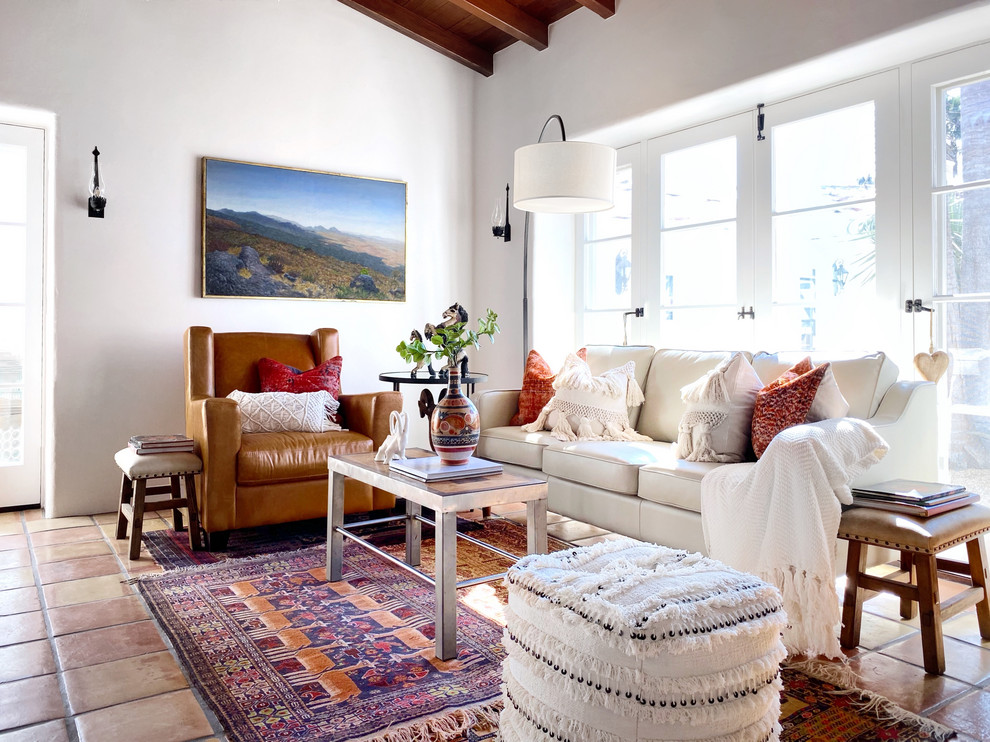 Свежая идея для дизайна: гостиная комната в стиле фьюжн с белыми стенами, полом из терракотовой плитки и красным полом - отличное фото интерьера