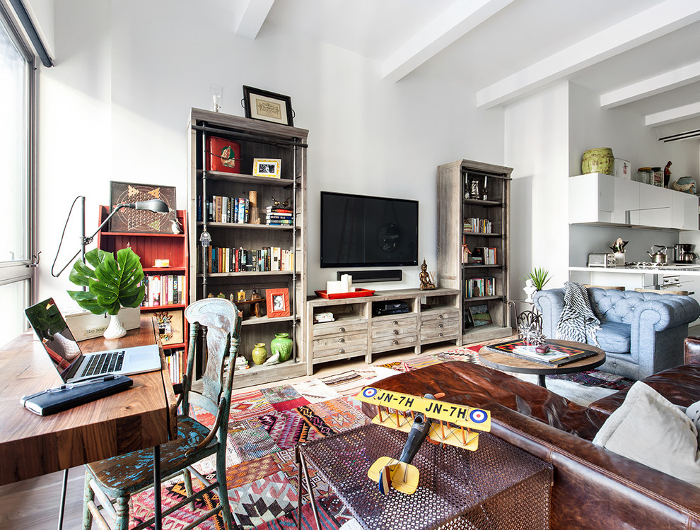 Источник вдохновения для домашнего уюта: большая открытая гостиная комната в стиле фьюжн с белыми стенами и телевизором на стене без камина