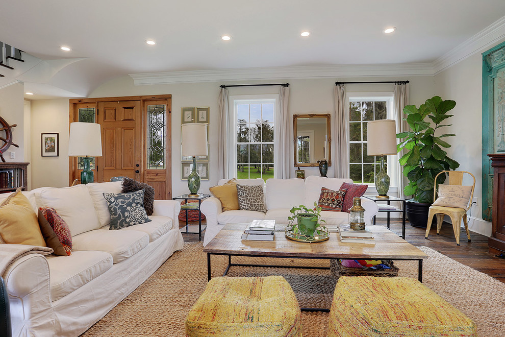 Esempio di un soggiorno stile americano con pareti beige e pavimento in legno massello medio