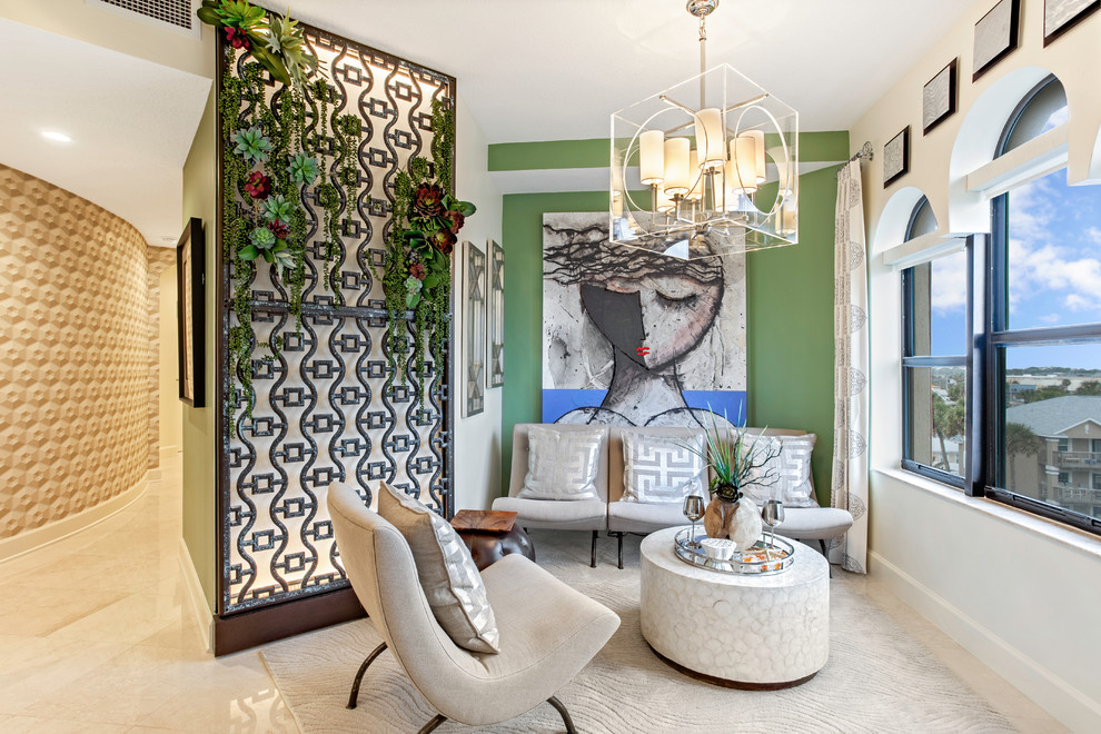 Modelo de salón abierto bohemio con paredes verdes y suelo beige