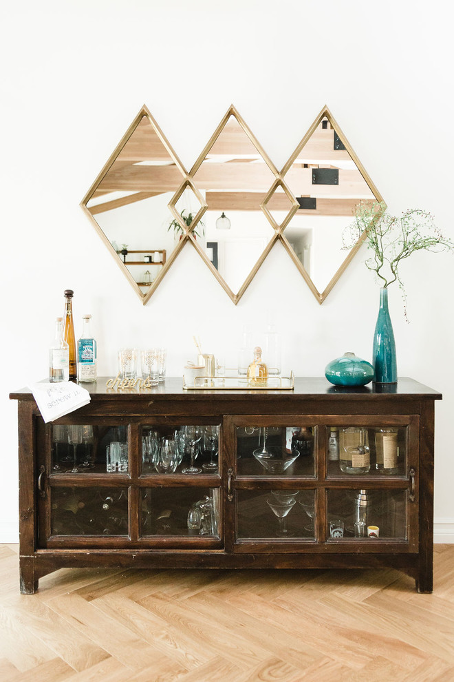 Imagen de bar en casa ecléctico de tamaño medio con suelo de madera en tonos medios y suelo multicolor