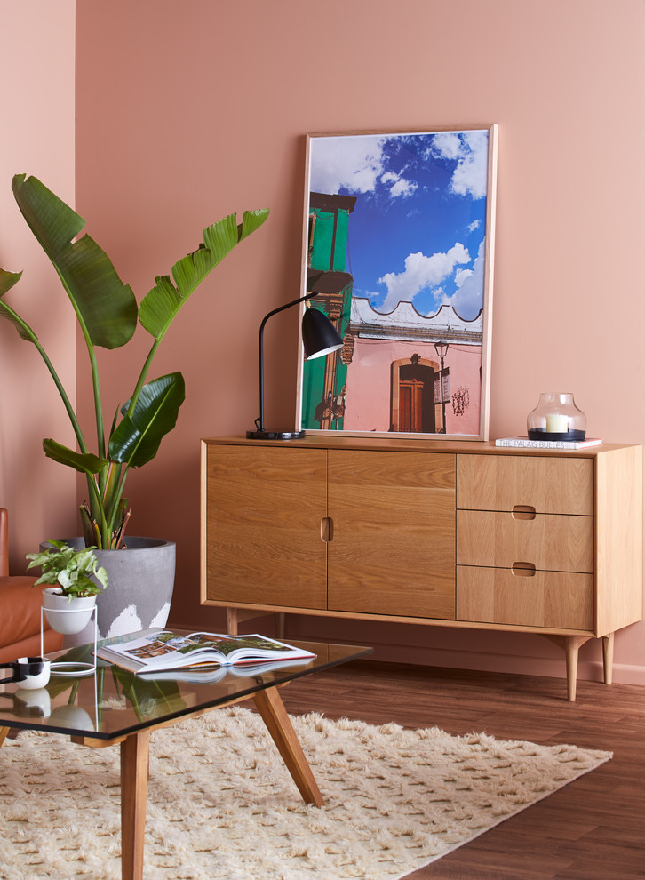 Cette image montre un petit salon design ouvert avec un mur rose, un sol en vinyl et un sol marron.