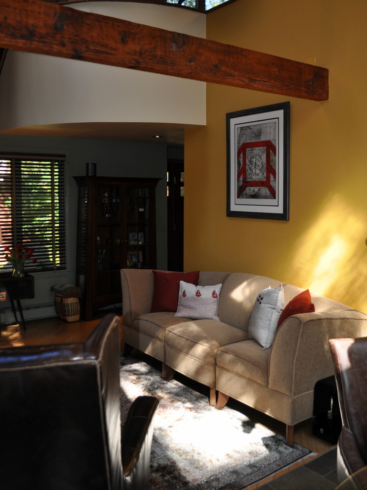 Идея дизайна: открытая гостиная комната среднего размера в стиле фьюжн с желтыми стенами и полом из бамбука