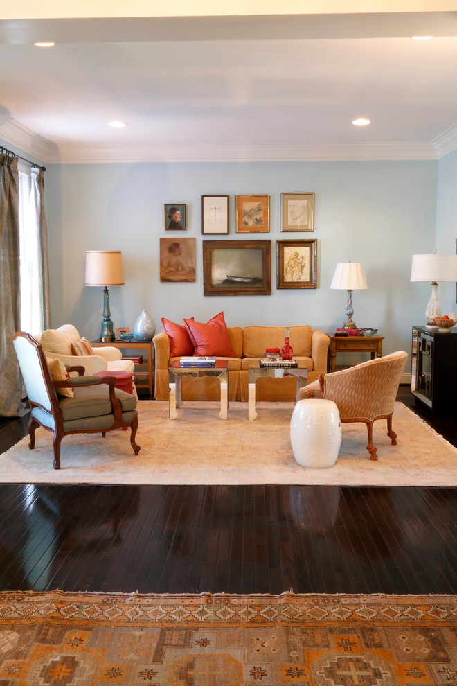 Источник вдохновения для домашнего уюта: открытая гостиная комната среднего размера в стиле фьюжн с синими стенами и темным паркетным полом без камина, телевизора